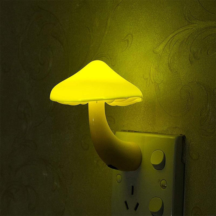 "Charmig gul svampformad nattlampa med LED-belysning, skapar mysig atmosfär, kompakt design, placeras enkelt."