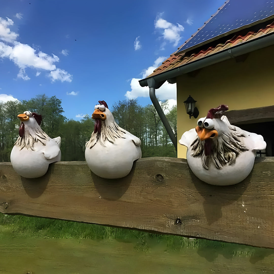 Sprudlande glädje med dessa roliga kycklingskulpturer i harts. Perfekt utomhusdekor för hem och trädgård.
