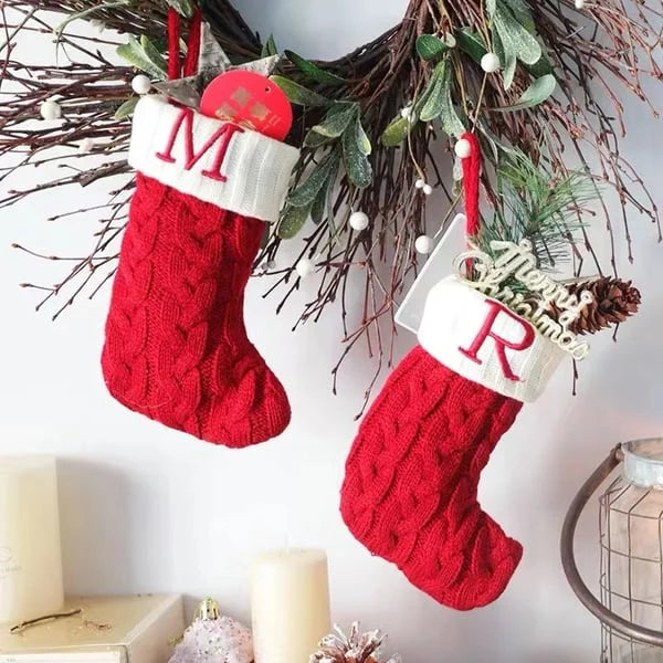"Charmiga julbrev presentstrumpor med unik design, perfekt för juldekoration; högkvalitativa material och färgglada detaljer.
