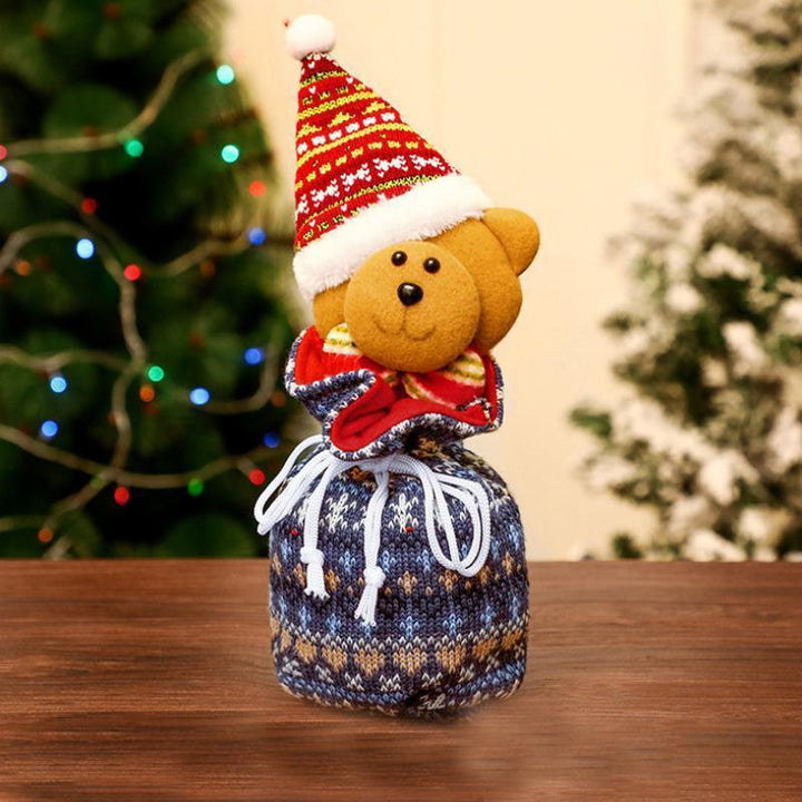 "Charmiga julklappspåsar med 3D-motiv som jultomte och snögubbe i filt, linne och pleuche för julklappsinslagning."