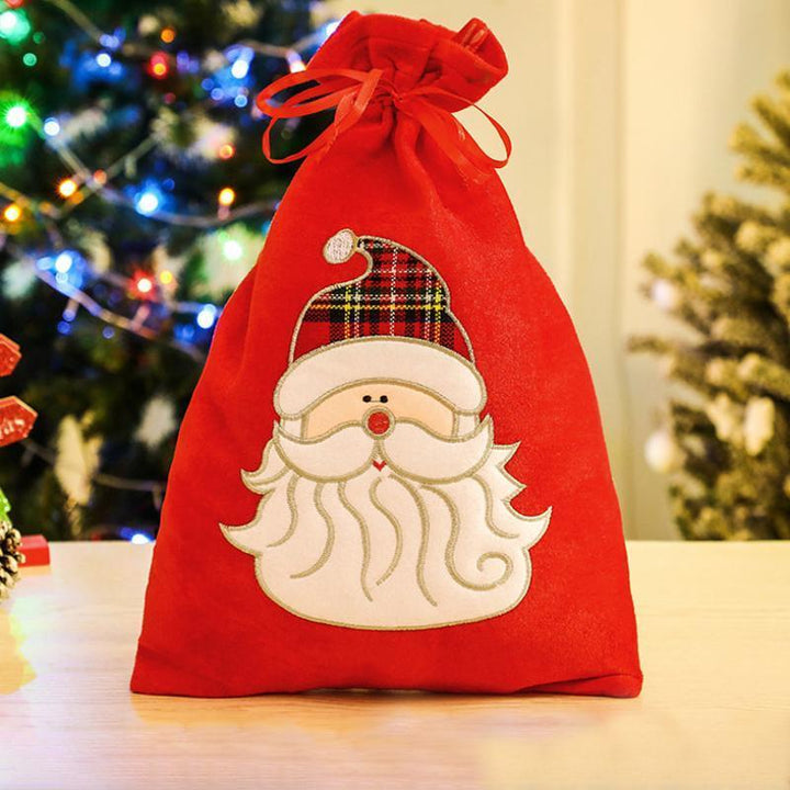 "Charmiga julklappspåsar med 3D-motiv som jultomte och snögubbe i filt, linne och pleuche för julklappsinslagning."
