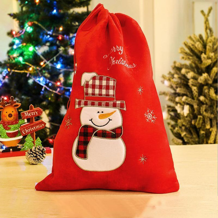 "Charmiga julklappspåsar med 3D-motiv som jultomte och snögubbe i filt, linne och pleuche för julklappsinslagning."