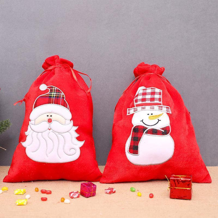 "Charmiga julklappspåsar med 3D-motiv som jultomte och snögubbe i filt, linne och pleuche för julklappsinslagning."