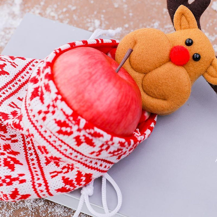 "Charmiga julklappspåsar med 3D-motiv som jultomte och snögubbe i filt, linne och pleuche för julklappsinslagning."