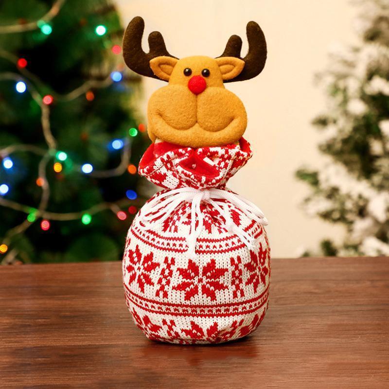 "Charmiga julklappspåsar med 3D-motiv som jultomte och snögubbe i filt, linne och pleuche för julklappsinslagning."