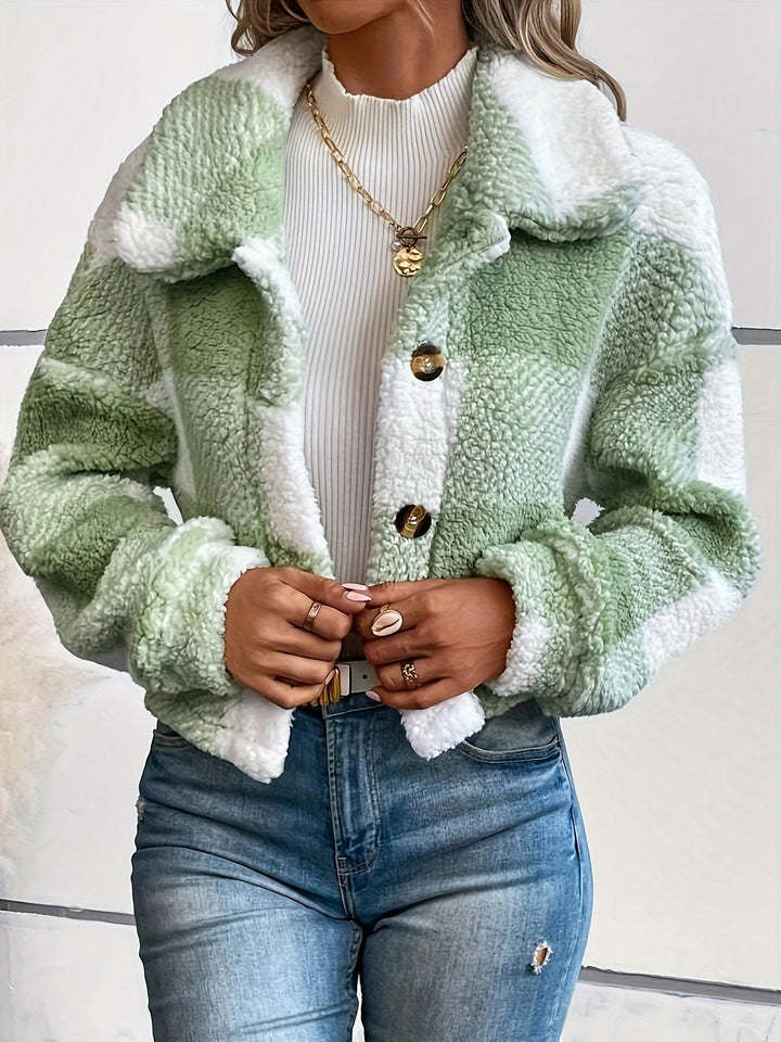 Dam i grön rutig teddyjacka med knappar