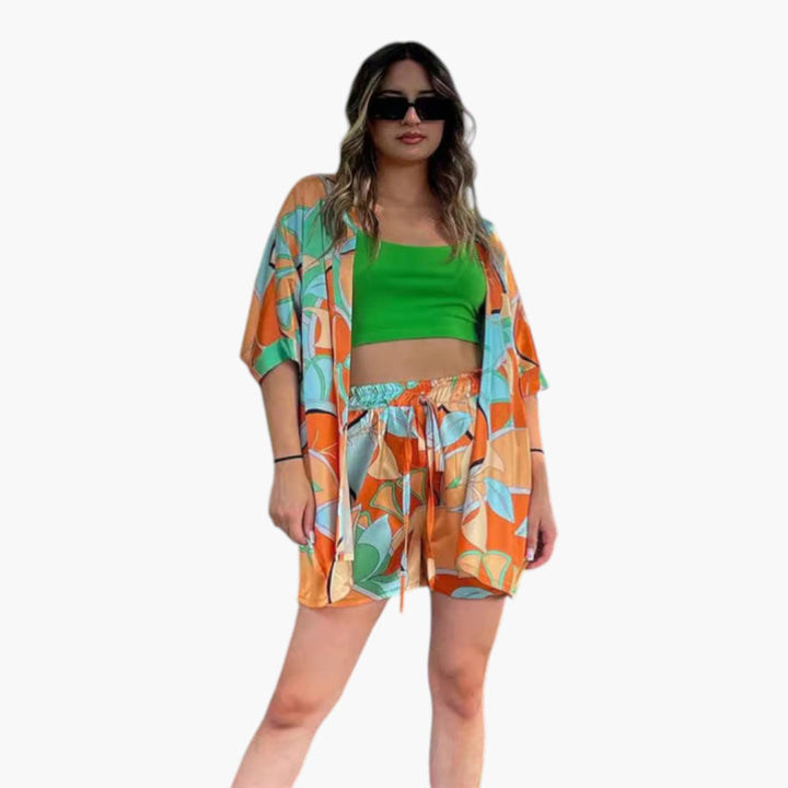 Chic öppen jacka och bekväma shorts i damset, perfekt för ledig sommarstil.