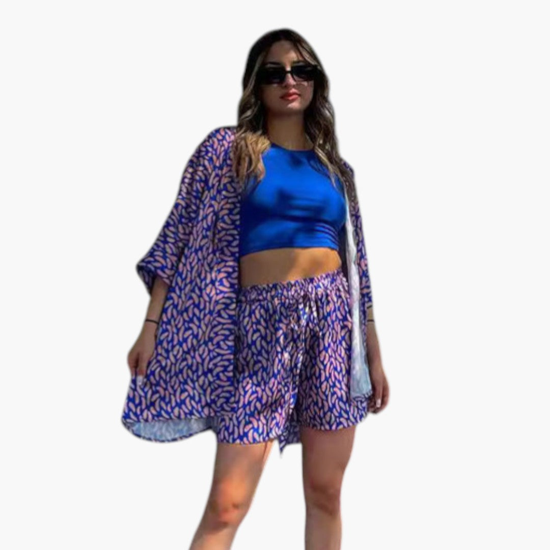 Elegant mönstrat tvådelat damset med öppen jacka och shorts, bekvämt för sommaren.