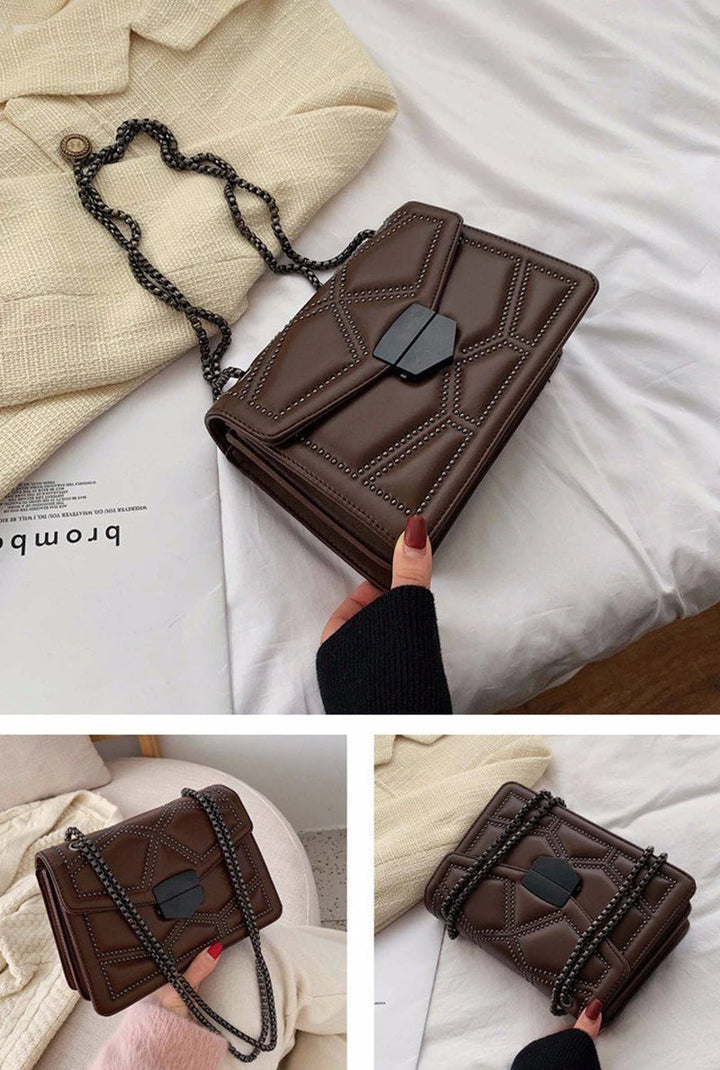 Beige stilren crossbodyväska med nitar och kedjedetaljer. Kompakt damväska för alla årstider.