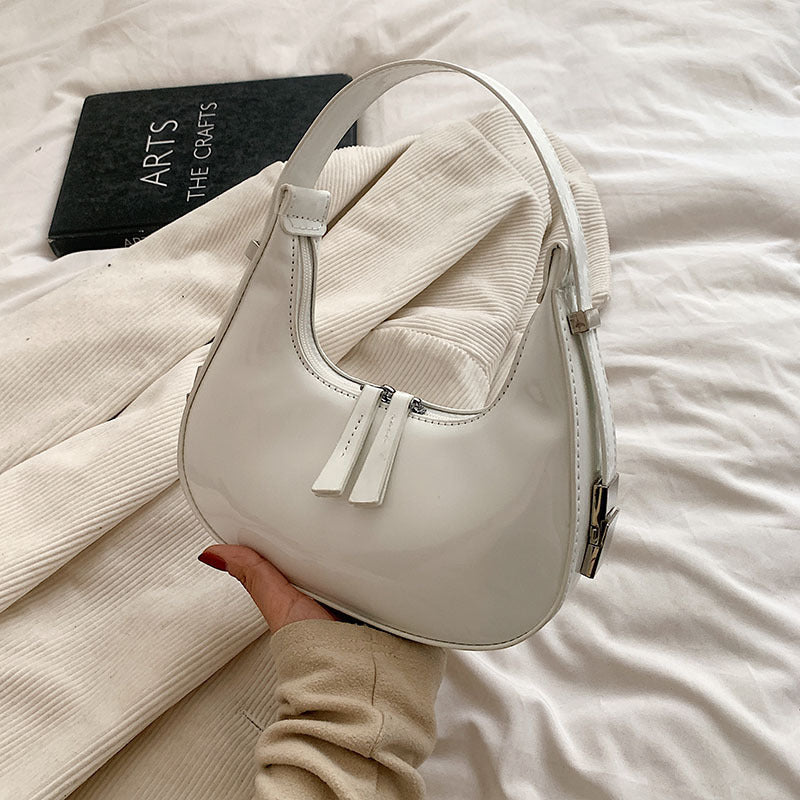 Moderna accessoarer: elegant handväska på enfärgad botten