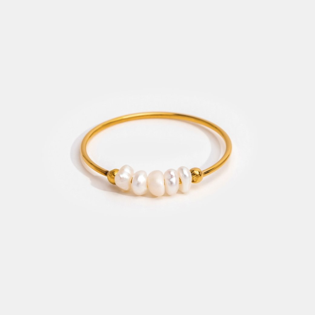Klassisk damring i guldpläterad design med eleganta sötvattenspärlor