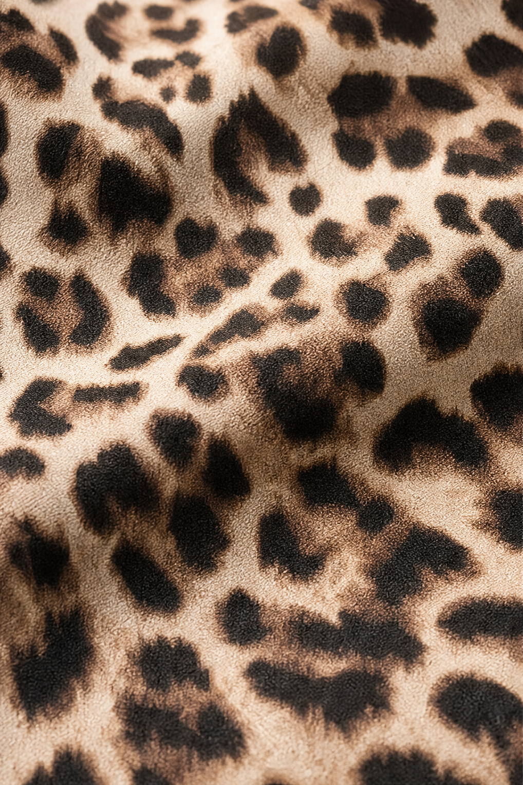 Lång vardagsklänning med knäppning och trendigt leopardtryck