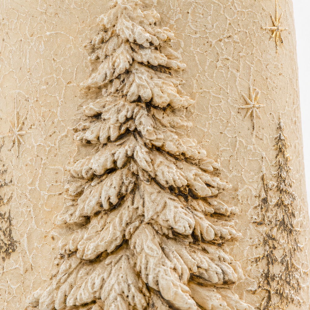 Stämningsfull julbelysning med flimrande LED-ljus och granris som skapar en mysig julstämning inomhus