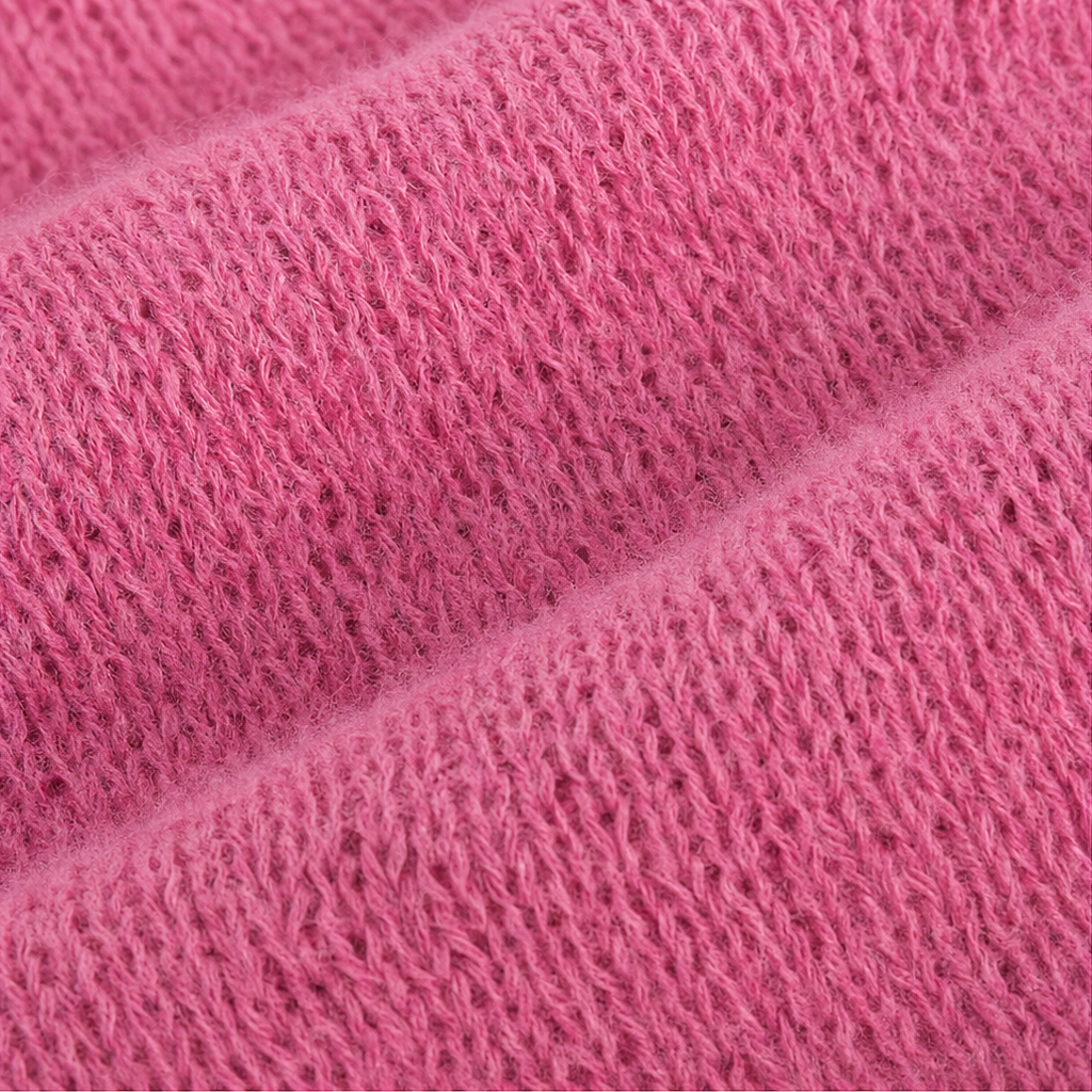 Detaljbild på rosa garn och öppen stickning i tröja med huva