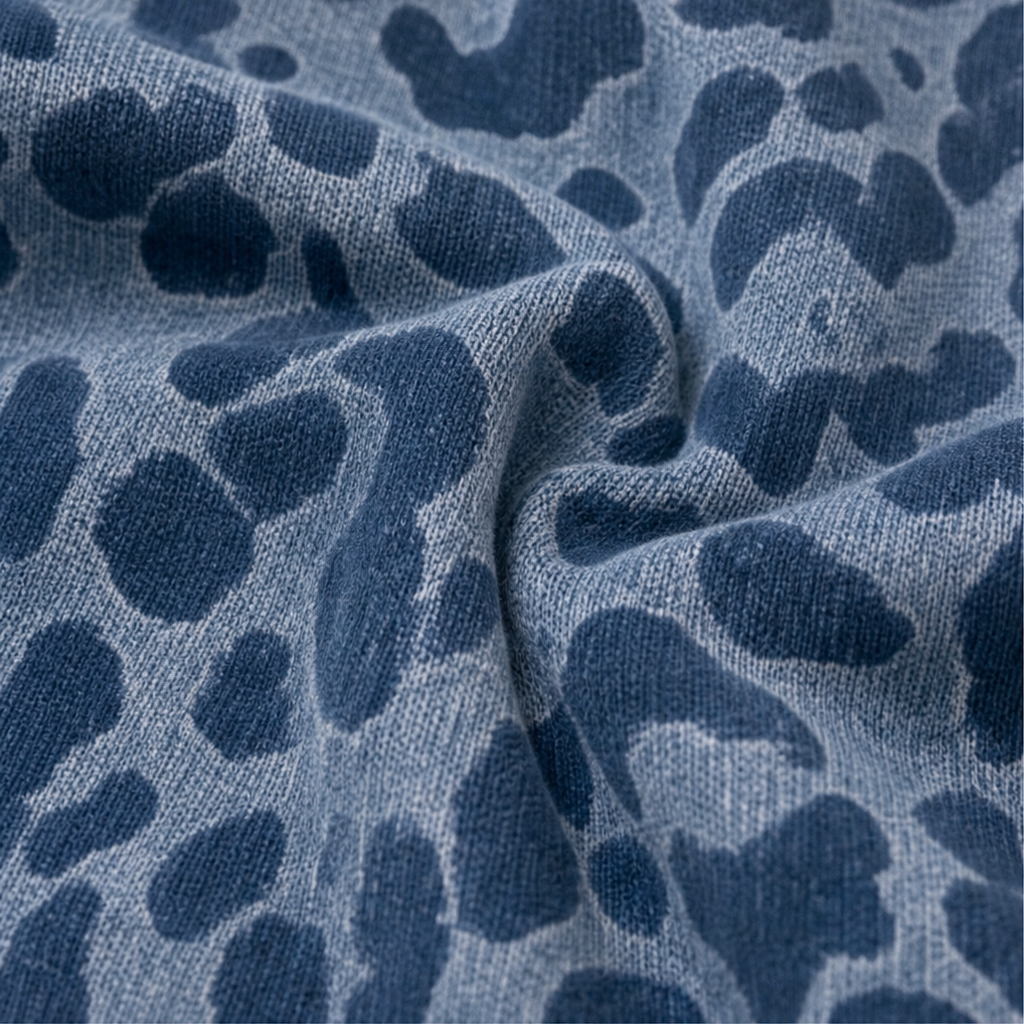 Damhoodie med leopardprint visad bakifrån