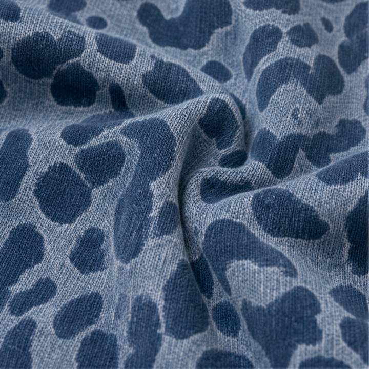 Damhoodie med leopardprint visad bakifrån