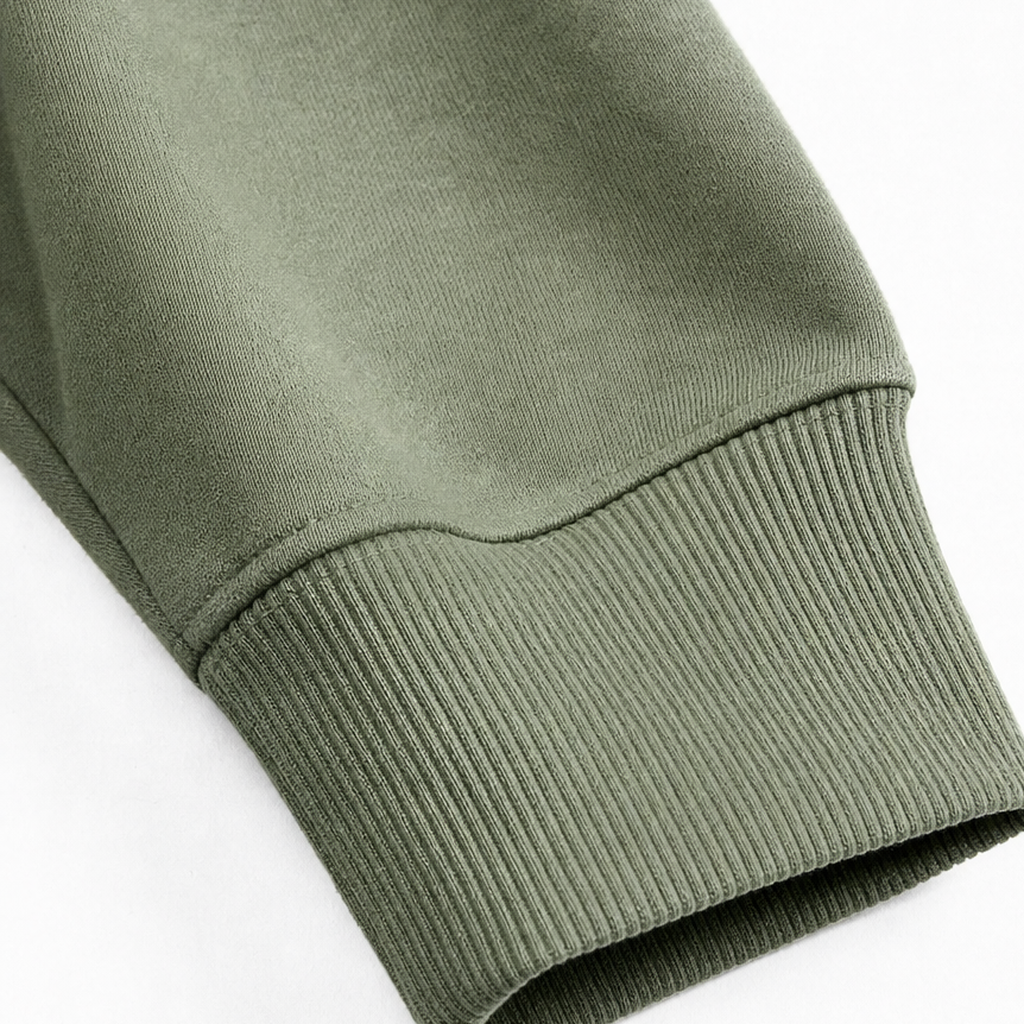 Detaljbild på mudd och ärm på damhoodie med huva