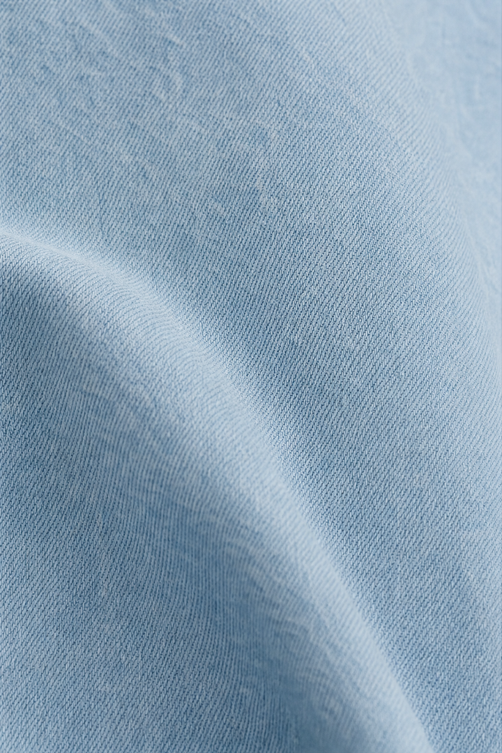 Oversized chambray-skjorta för dam, sedd bakifrån