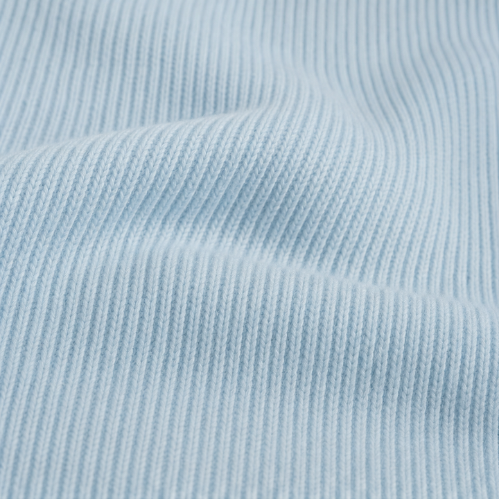 Stilren blå off-shoulder damtopp med pärlor i mjukt stickat material