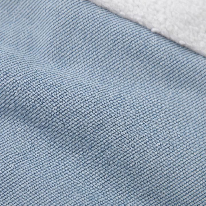 Stilren damjacka med huva i denim, bekväm passform för dam