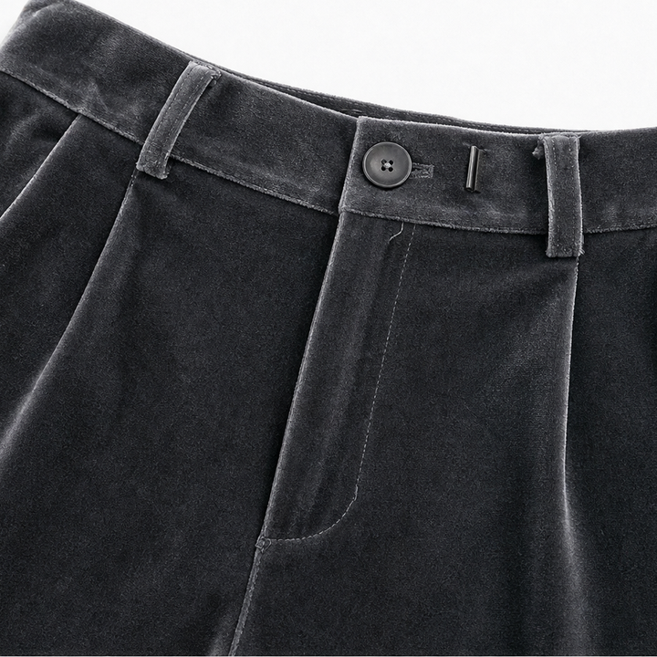 Detaljbild på tyg och sömmar i eleganta dambyxor med hög midja