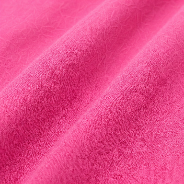 Baksida av rosa dam blus i bekväm och modern design
