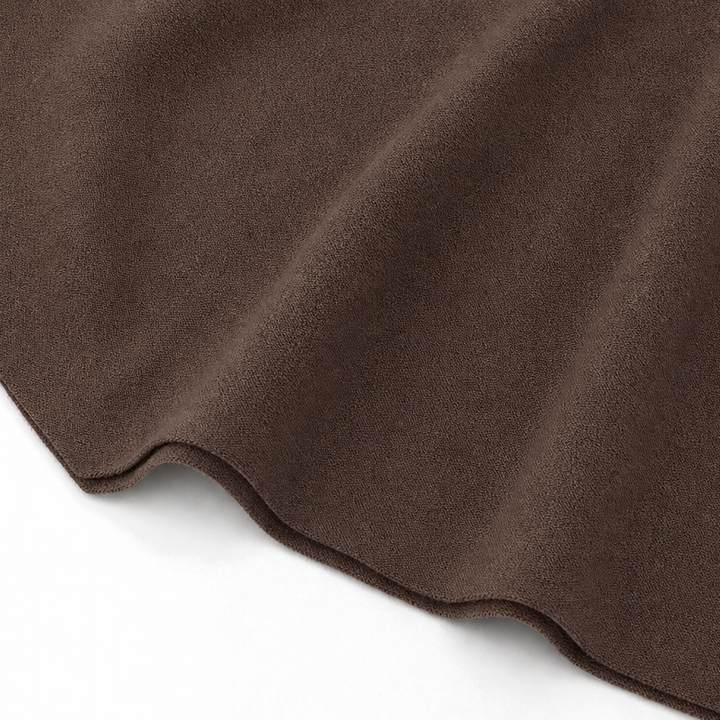 Detaljbild på det mjuka tyget i det draperade damsetet