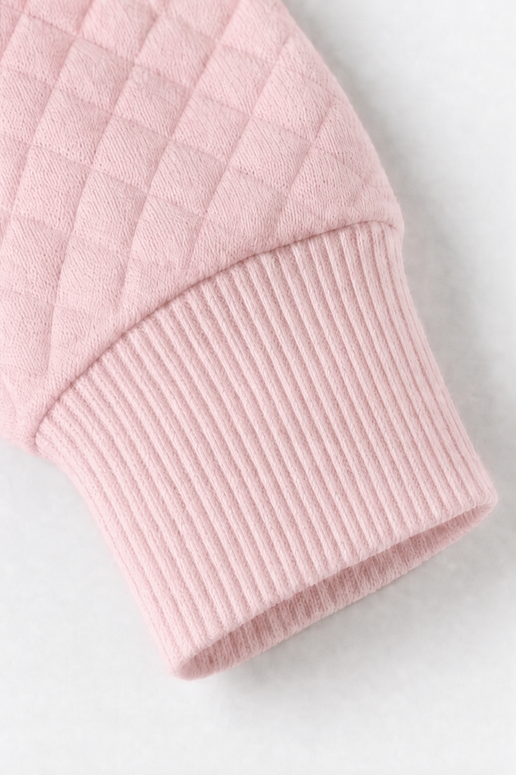Detaljbild på knappar och ficka på quiltad vardagskofta
