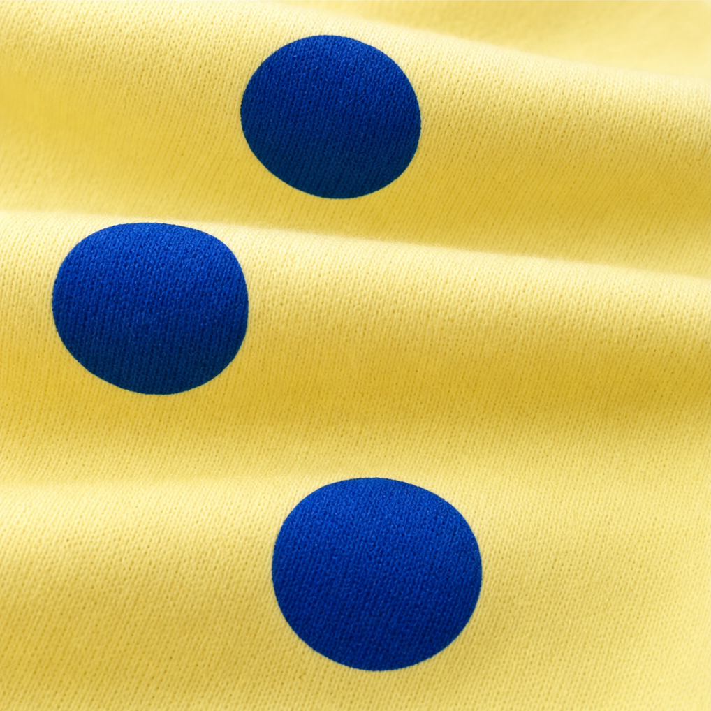 Mjuk tunn tröja för dam med klassiskt polkadot-mönster.