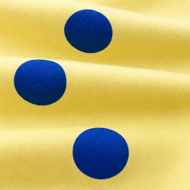 Mjuk tunn tröja för dam med klassiskt polkadot-mönster.