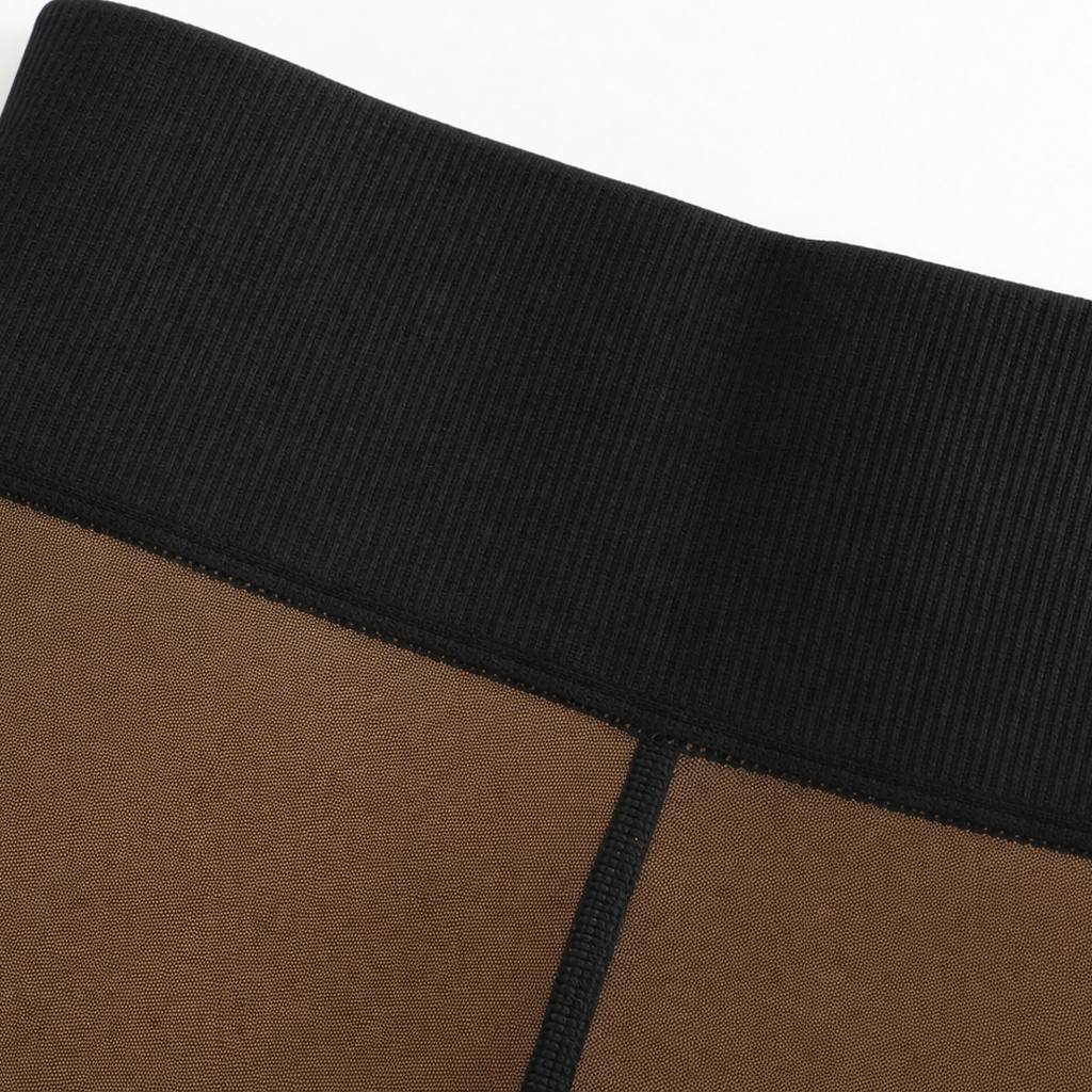 Detaljbild på det stretchiga materialet och det mysiga fleecefodret i damtightsen