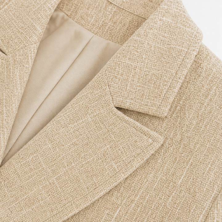 Närbild på knappdetaljer och slag på damkavaj i slim-fit