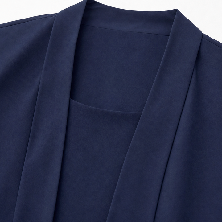 Vacker aftonklänning med detaljrikt liv och elegant överdel