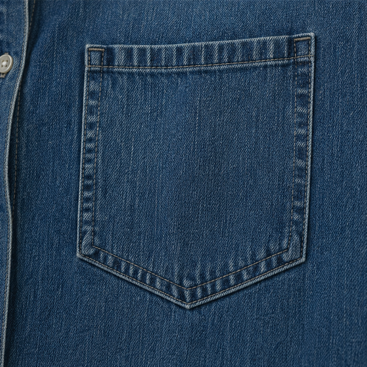 Trendig vardagsklädsel med blå damklänning i jeansstil
