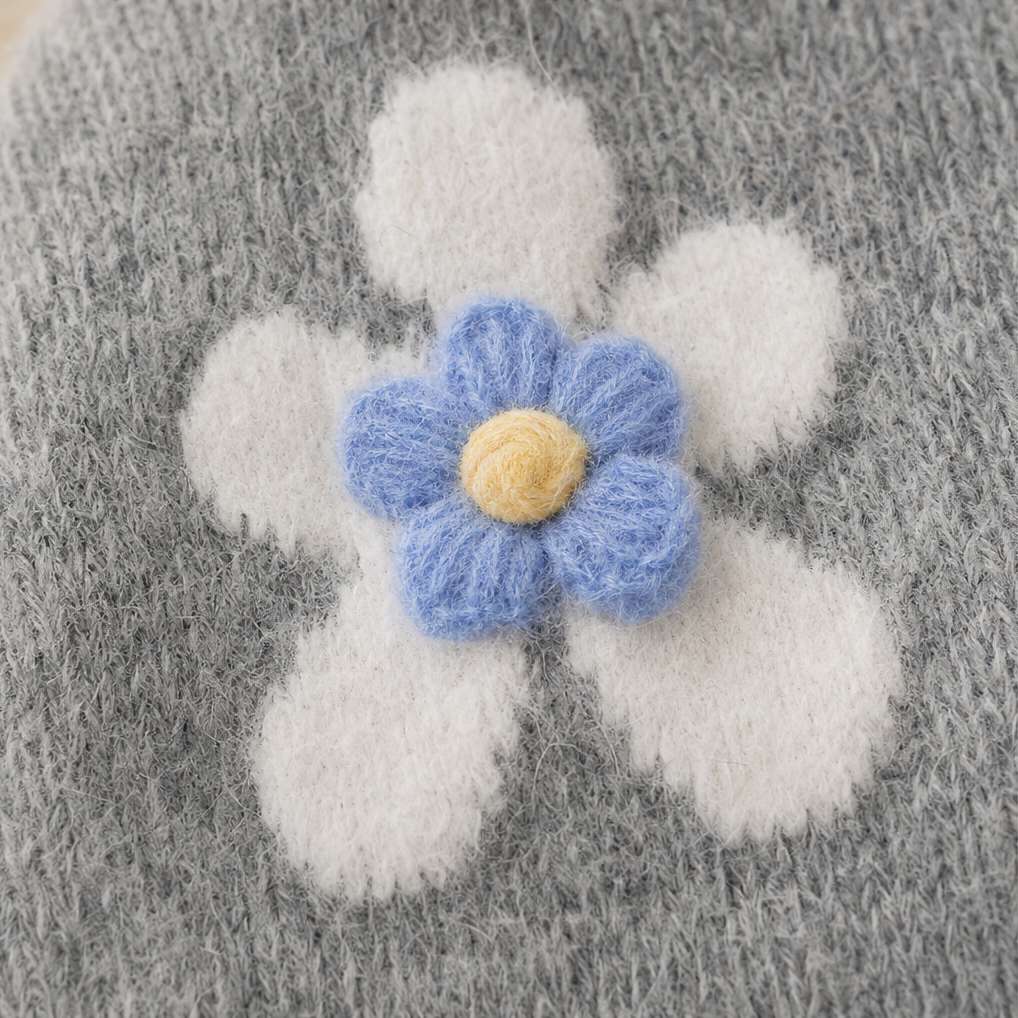 Elegant stickad tröja med knappar och blommönster