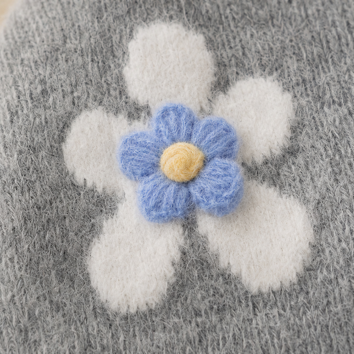 Elegant stickad tröja med knappar och blommönster