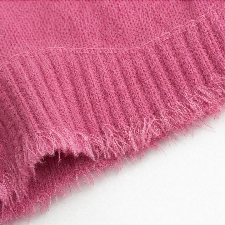 Närbild på huva och axelparti på rosa damtröja