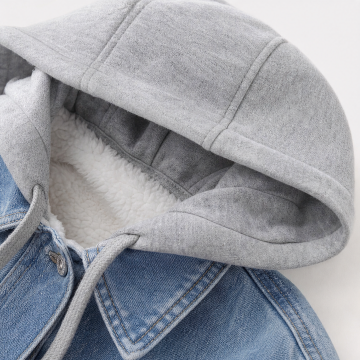 Modell som visar upp mörkblå huva på jeansjacka, perfekt vardagsjacka