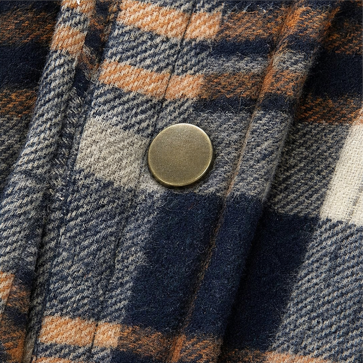 Detaljbild på krage och bröstficka på rutig damjacka i flanell