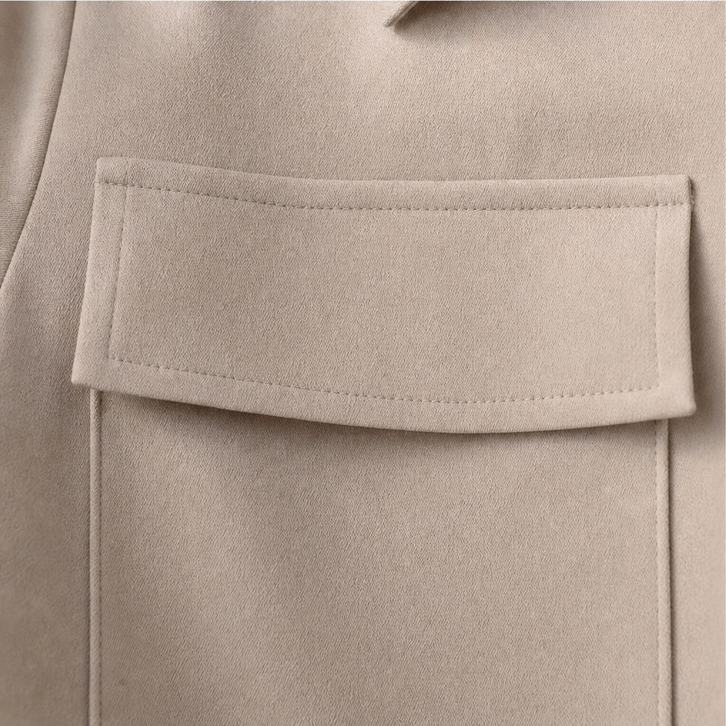 Minimalistiskt mode set i khaki för kvinnor med jacka och kjol