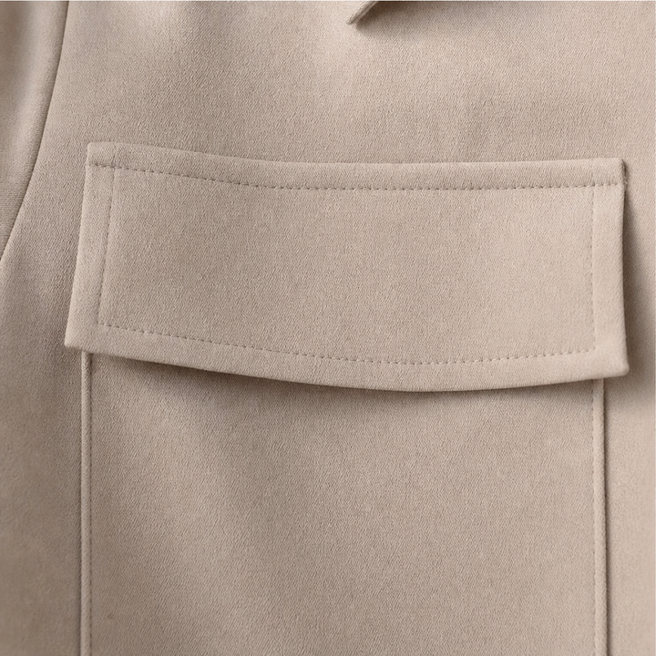 Minimalistiskt mode set i khaki för kvinnor med jacka och kjol
