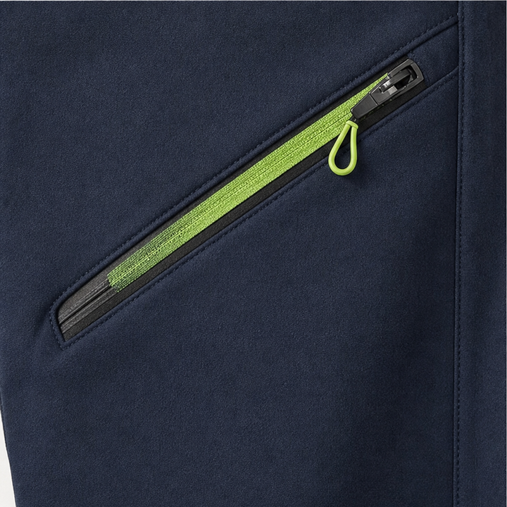 Helhetsbild av modell bärande svarta slim fit byxor med dragkedja