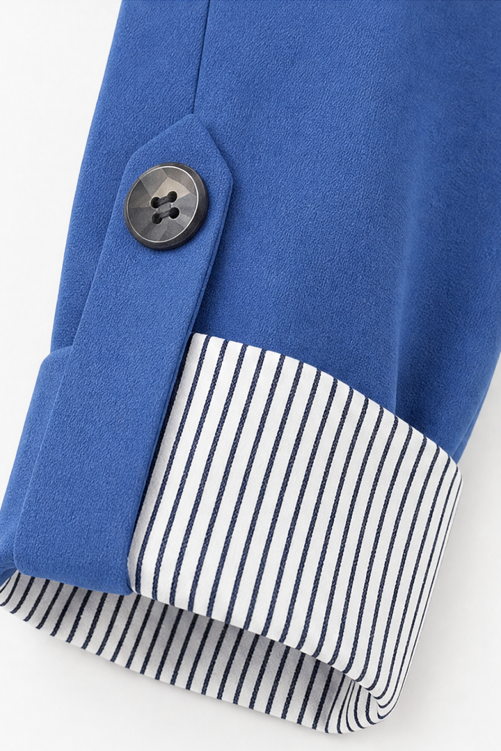 Stilren kontorsstil med damblazer, nära på tyg och struktur