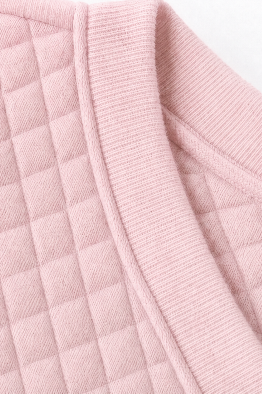 Rosa quiltad kofta sedd bakifrån för dam
