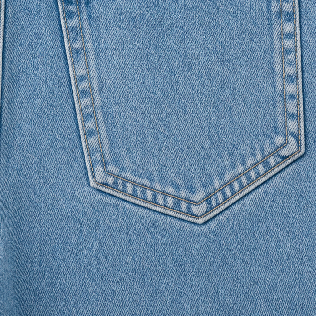 Detaljbild på ficka och sömmar på damjeans i ljusblå denim