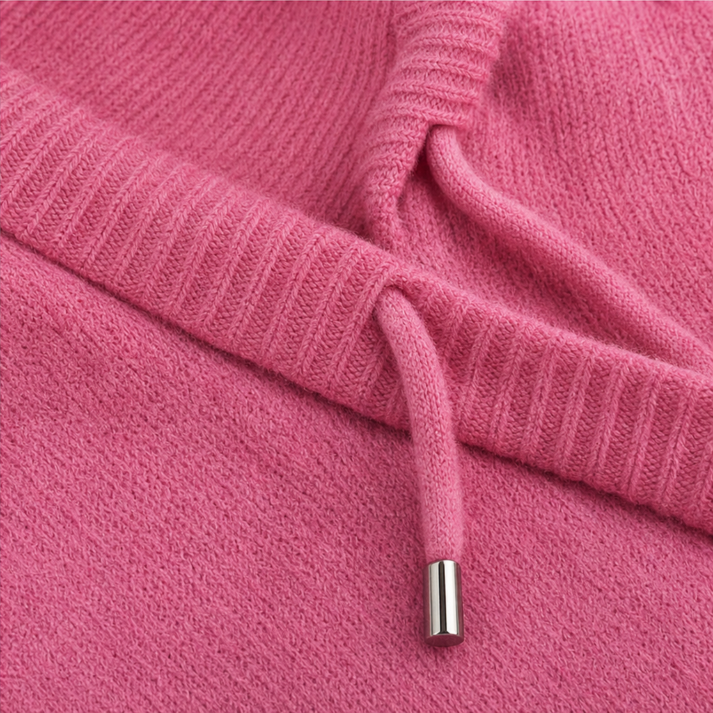 Trendig vardagsoutfit med svart stickad huvtröja