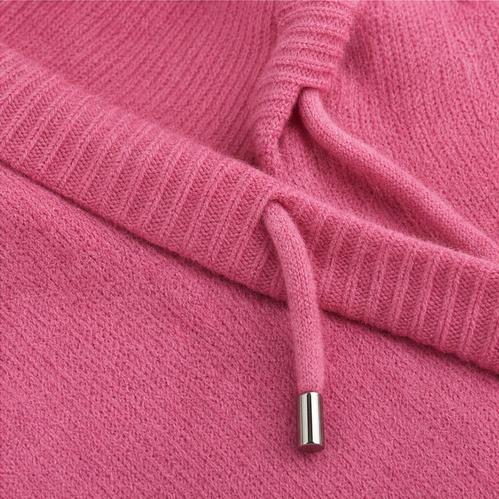 Trendig vardagsoutfit med svart stickad huvtröja