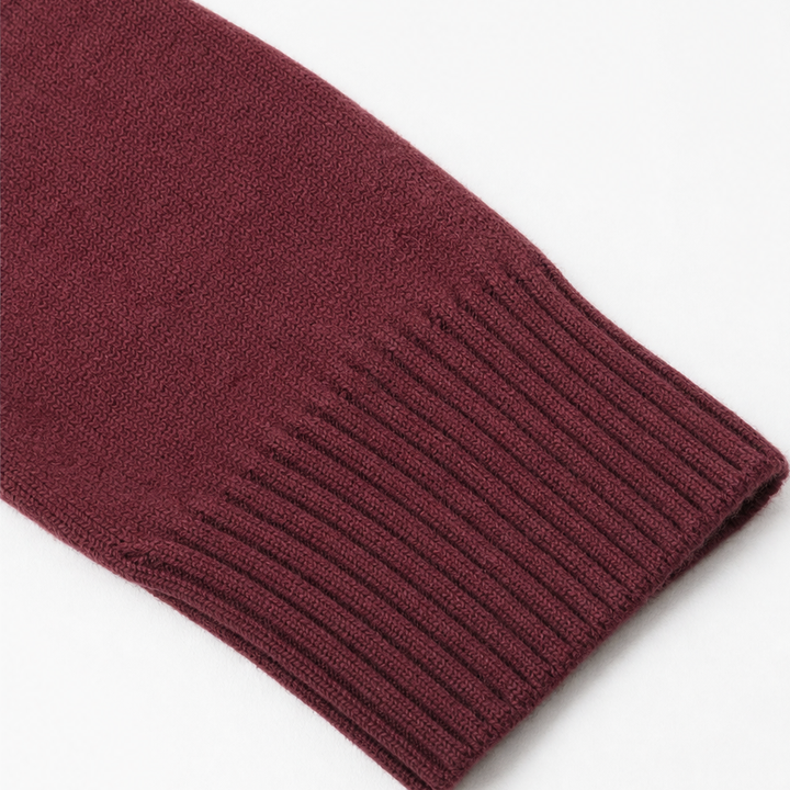 Trendig stickad cardigan med trattkrage för höst- och vintermode.