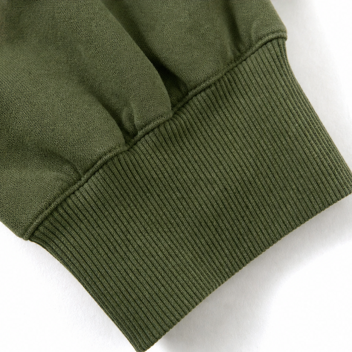 Storasjunken modell av stickad pullover, visande axelparti och krage
