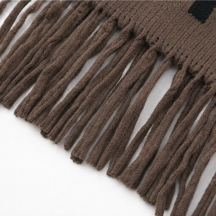 Höstmode look med varm och trendig damponcho med fransar